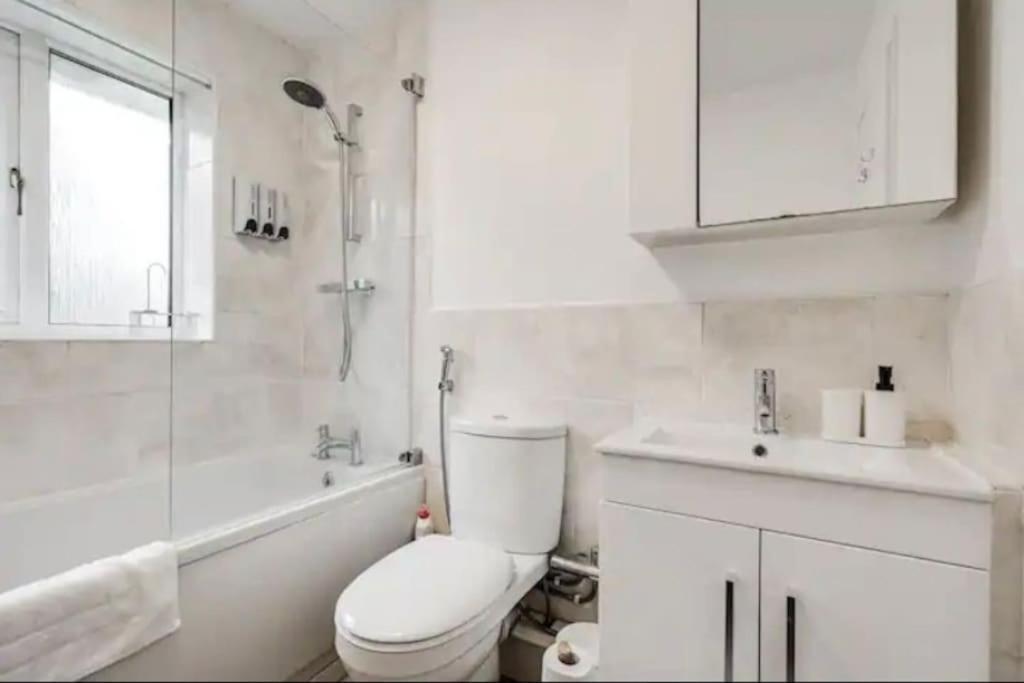 New Build House Near Trafford Centre With Drive Manchester Bagian luar foto