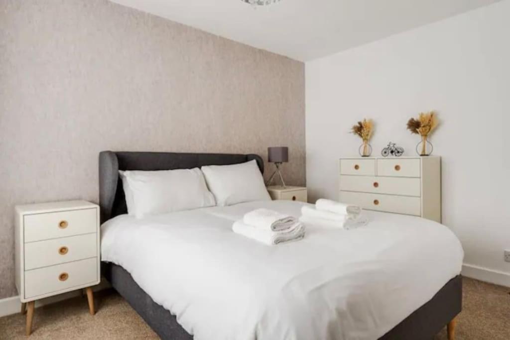 New Build House Near Trafford Centre With Drive Manchester Bagian luar foto