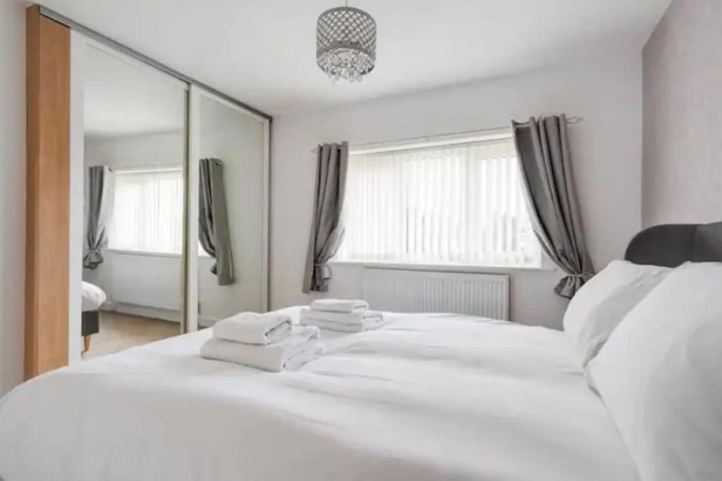 New Build House Near Trafford Centre With Drive Manchester Bagian luar foto