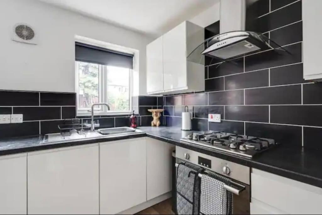 New Build House Near Trafford Centre With Drive Manchester Bagian luar foto